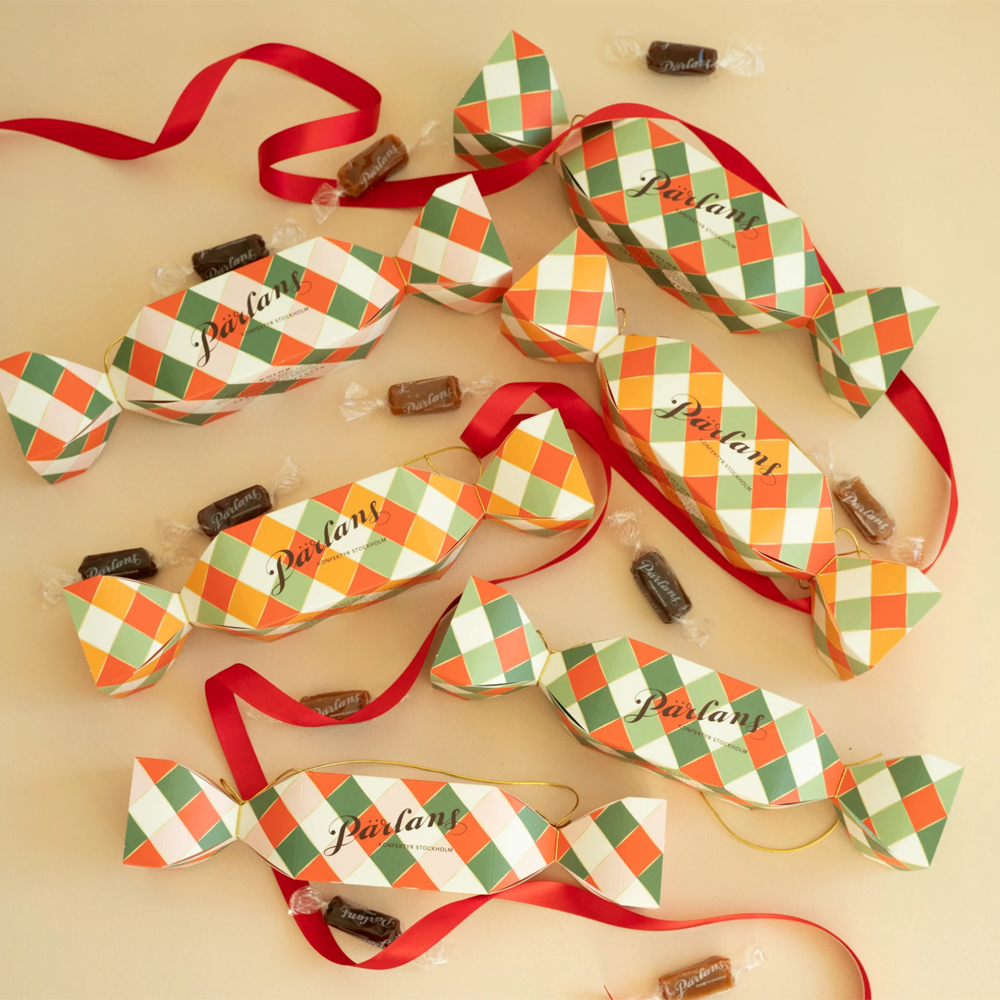 Caramel filled CHRISTMAS CRACKER - 8 pieces