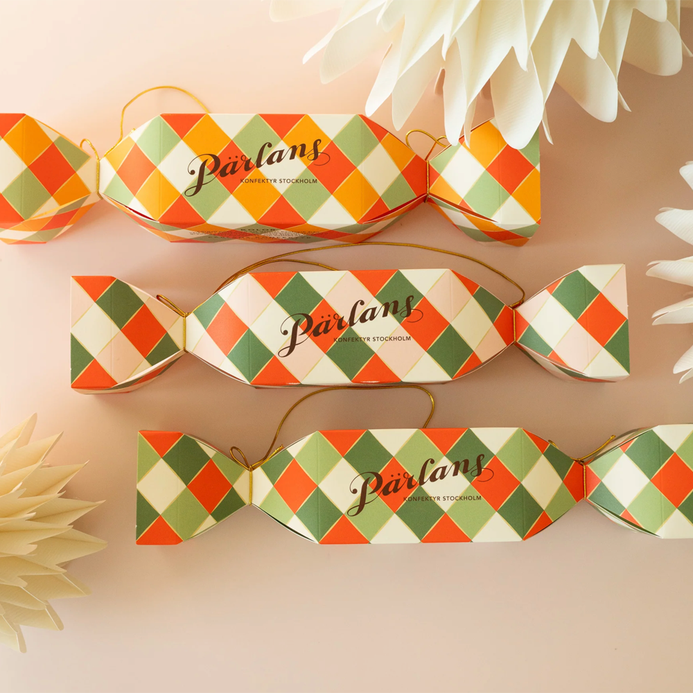 Caramel filled CHRISTMAS CRACKER - 8 pieces