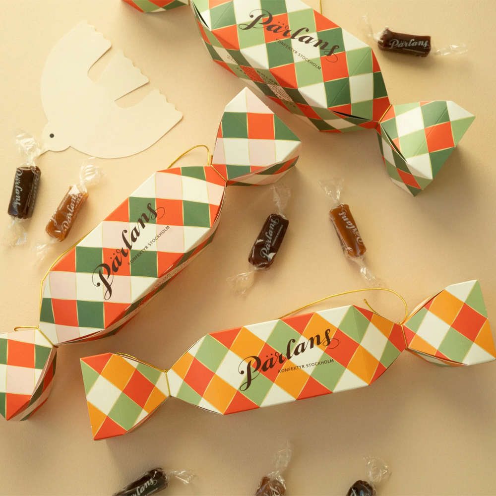 Caramel filled CHRISTMAS CRACKER - 8 pieces