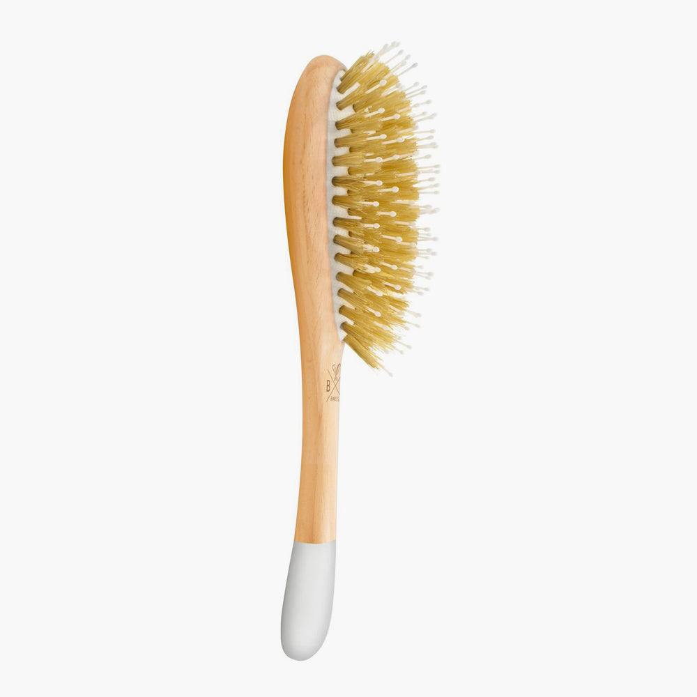 Gently detangle and smooth your locks with this beech wood brush from Bachca Paris. The brush is made with flexible pins and soft bristles that allow for thorough brushing without harmful pulling and tugging. 
