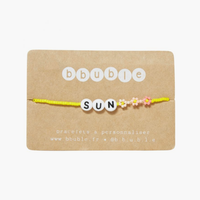 The SUN Bracelet from French label Bbuble is a chic and colorful bracelet made from pink miyuki beads and white letter beads. Three small daisies in pink shades are nicely arranged around the SUN beads. All bracelets from Bbuble are handmade in their Parisian workshop. 